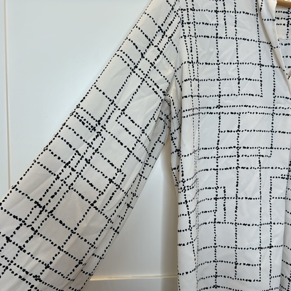 Prologue Long Wide Sleeve Winter White Black Design Size: Medium - Picture 6 of 11